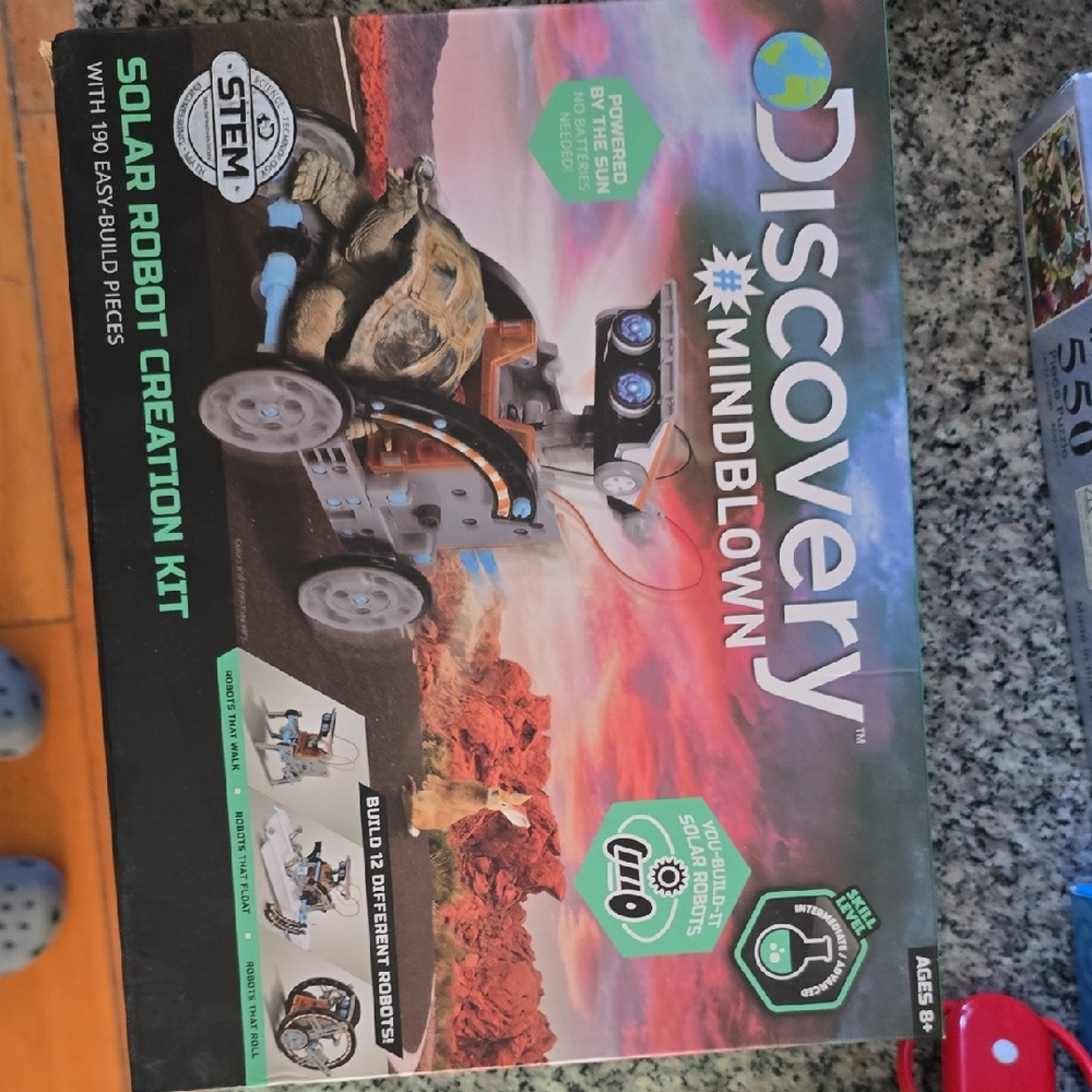 Discovery Mindblown Solar Robot Kit - Black and White